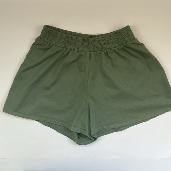 3/$20 😀  GAP KIDS Shorts - Khaki Green Size Small - Picture 2 of 10